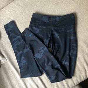Navy camo wunder under leggings